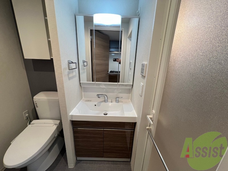 洗面設備　洗面化粧台も独立しており、洗面台の棚も利便性がありますね。