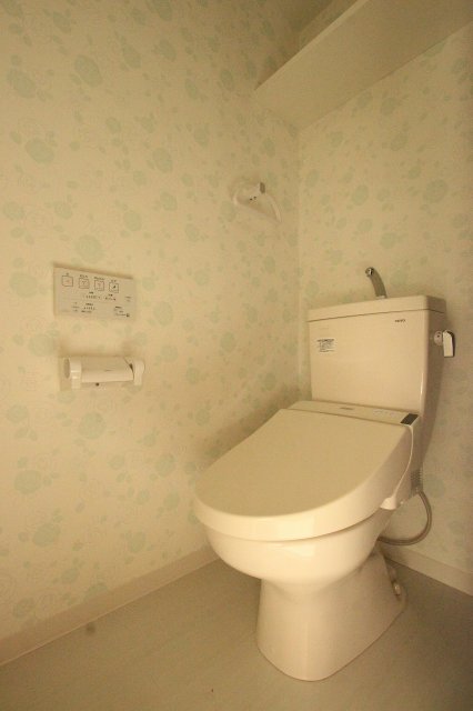 トイレ　別号室写真です。