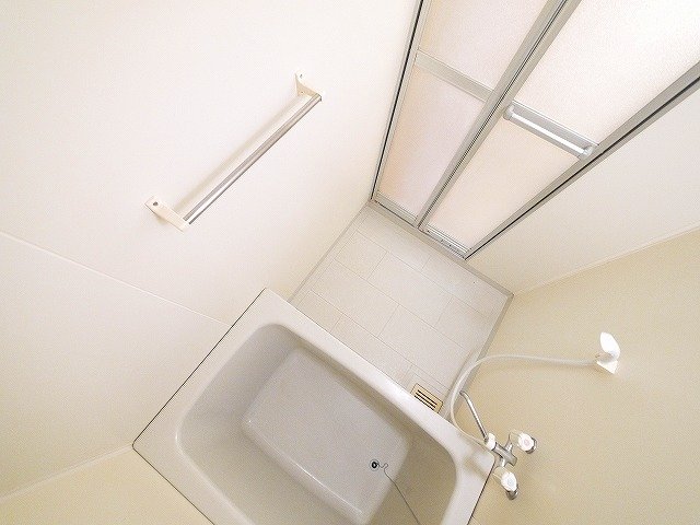 バス・シャワールーム　コンパクトで使いやすいお風呂です