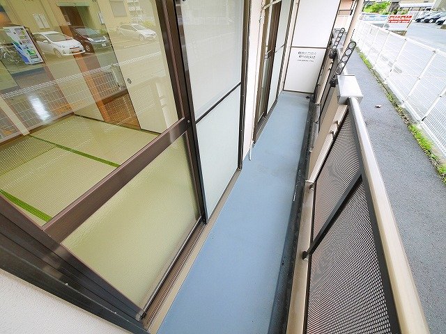 バルコニー　暖かな日差しのふりそそぐバルコニー