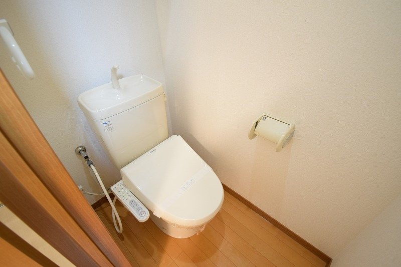 トイレ　洗浄暖房便座付き