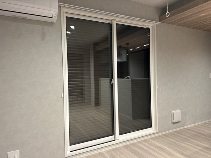 エントランス　シャッター窓