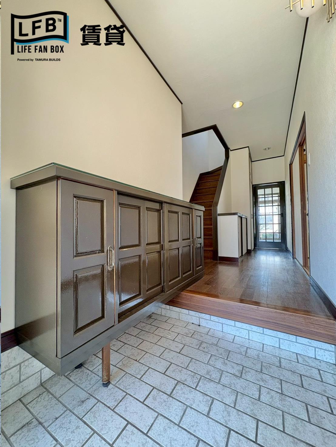 玄関　※清掃前の写真です！