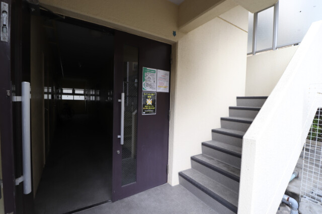 エントランス　モダンな感じの外観です。