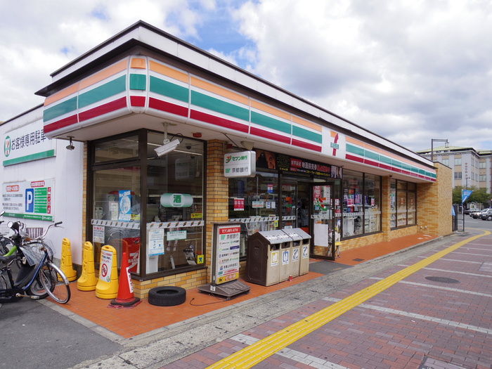 コンビニ　セブンイレブン（コンビニ）まで300m