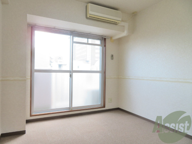 居室・リビング　陽当たりもなかなかのカーペットのお部屋です