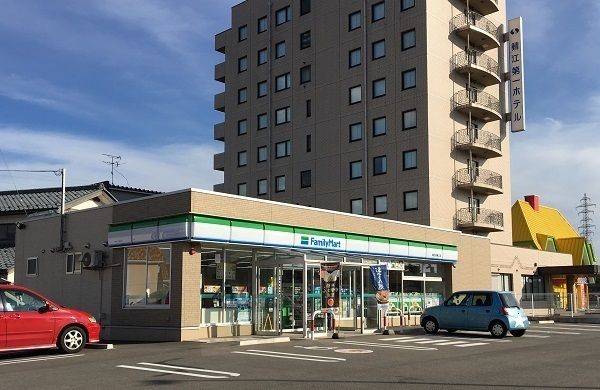 コンビニ　ファミリーマート新横江店（コンビニ）まで650m