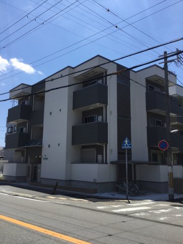 建物外観　オートロックで外部の人間が簡単に出入りできないため安心です。
