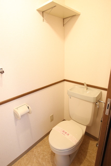 トイレ　トイレ上部に棚あり★