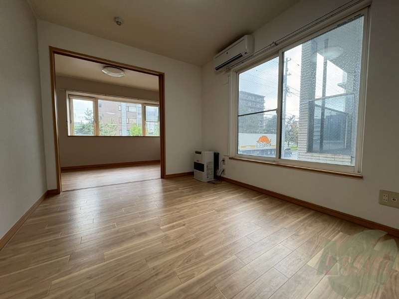 居室・リビング　明るいお部屋は気持ちよく過ごせそうですね。
