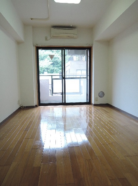 居室・リビング　落ち着いた色合いの床材を使用した居住空間