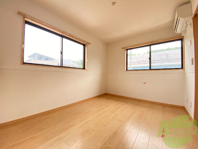 居室・リビング　こちらがリビングです。窓から陽が差し込んで明るいお部屋ですね
