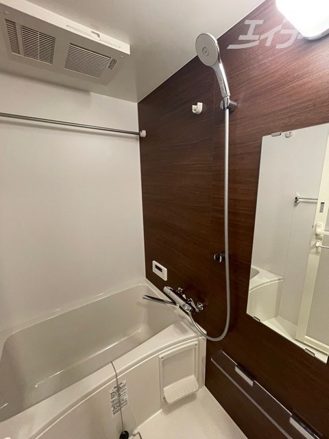 バス・シャワールーム　浴室乾燥機付きです。