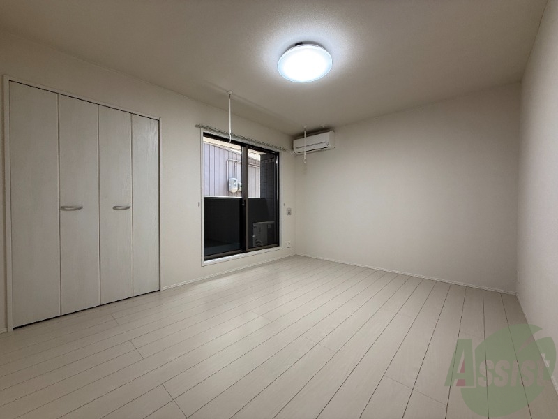居室・リビング　８帖のお部屋で広く、白色で統一されていています