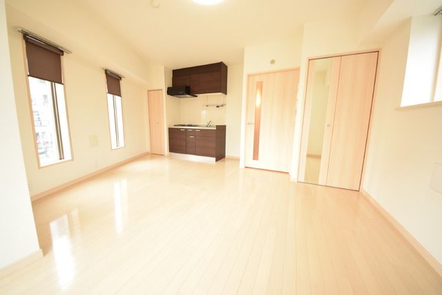 居室・リビング　10.8帖の明るいお部屋です
