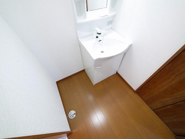 洗面設備　明るい洗面所です