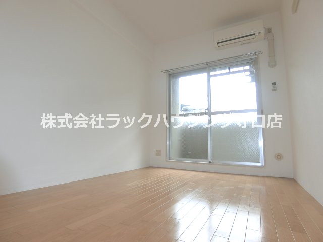 居室・リビング　反転タイプ 同仕様写真となります。