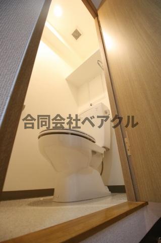 トイレ　落ち着いた色調のトイレです