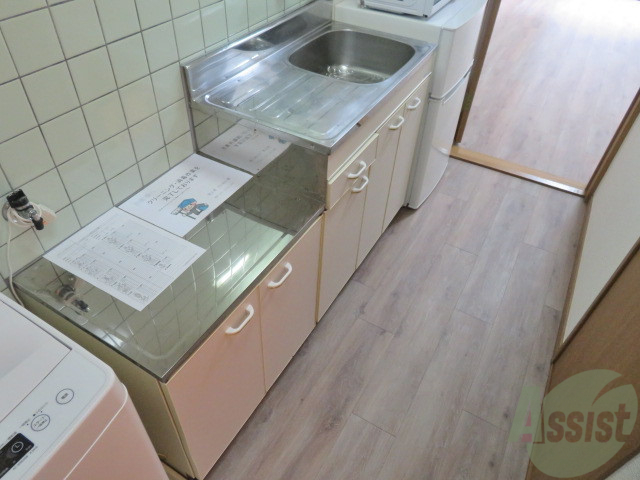 キッチン　キッチンを斜めから撮影。一人暮らしにちょうど良いですね。