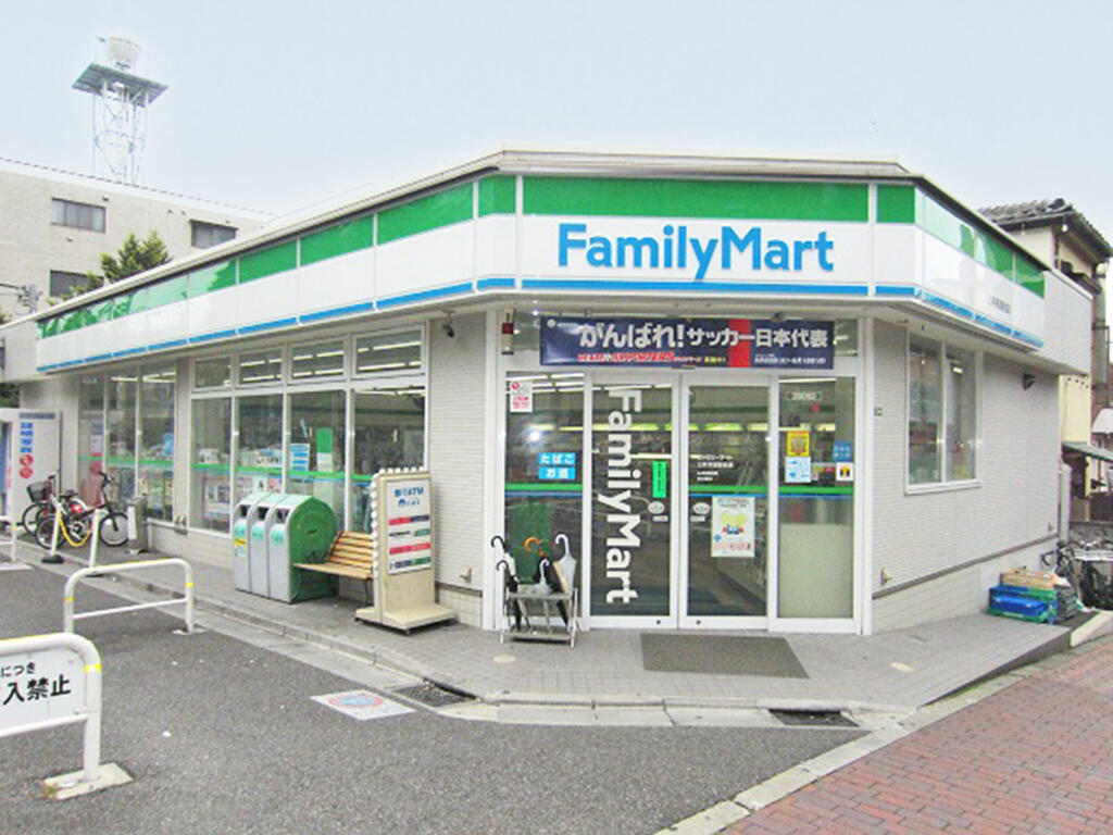 コンビニ　ファミリーマート三軒茶屋駅前店（コンビニ）まで364m