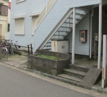 エントランス　建物入口・駐輪スペース☆