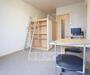 居室・リビング　家電・家具が備え付けてある部屋です。