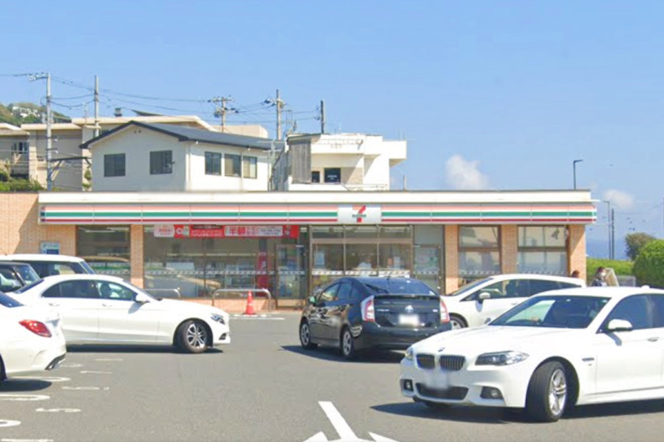 コンビニ　セブンイレブン（コンビニ）まで577m