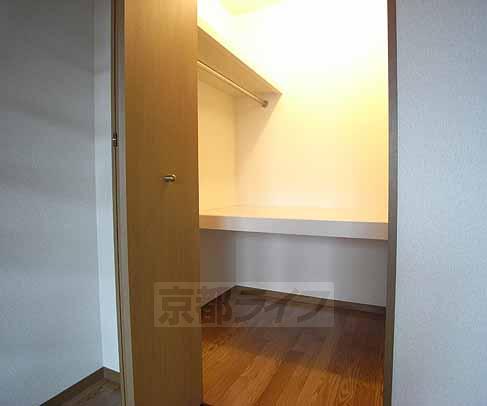 収納　たっぷり収納できるウォークインクローゼット