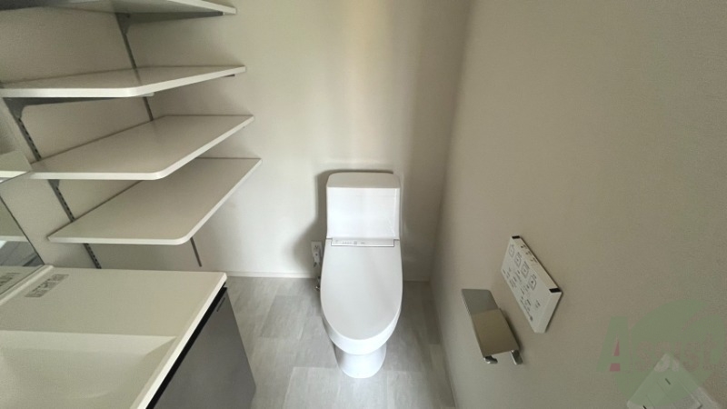 トイレ　トイレです。温水洗浄付きで、上部には棚があります。