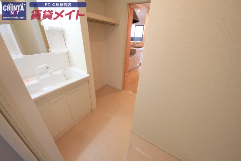 洗面設備　同物件別部屋の写真