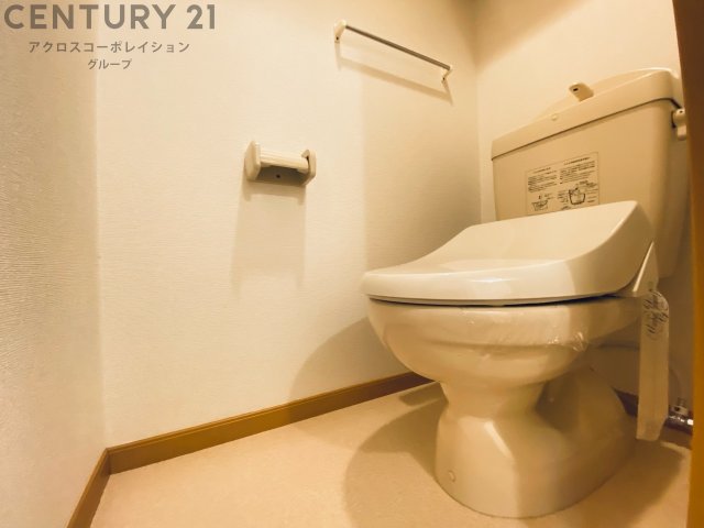 トイレ　温水洗浄便座付きのトイレです♪