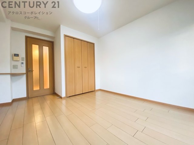 居室・リビング　南向きエアコン付きの8.1帖の洋室です♪