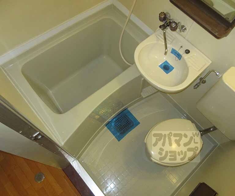 バス・シャワールーム　洗面台とトイレが一緒になったバスルームです！