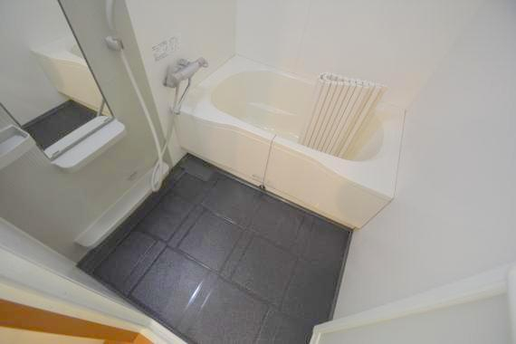 バス・シャワールーム　バスルームはトイレと別々で、広々としていますよ。