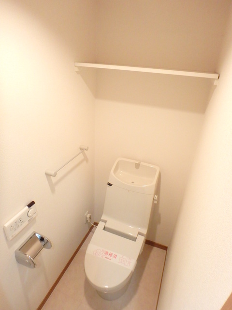 トイレ　おしり快適温水洗浄便座付き♪
