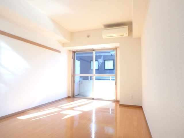 居室・リビング　【洋室９．１帖】　エアコン付きのお部屋★