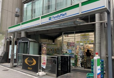 コンビニ　ファミリーマートアークヒルズ前店（コンビニ）まで100m