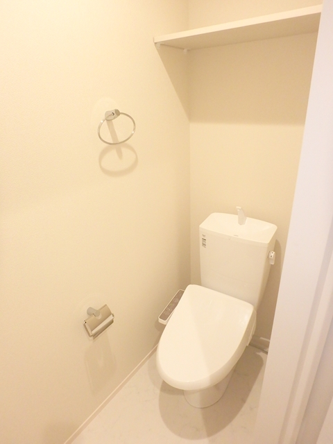 トイレ　●温水洗浄暖房便座付きの快適なトイレスペース。