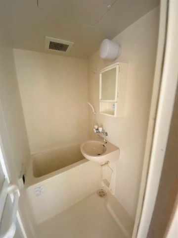 バス・シャワールーム　別部屋同一間取りのお写真となります。