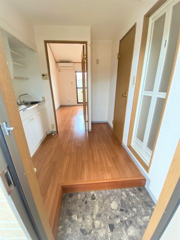 玄関　別部屋同一間取りのお写真となります。