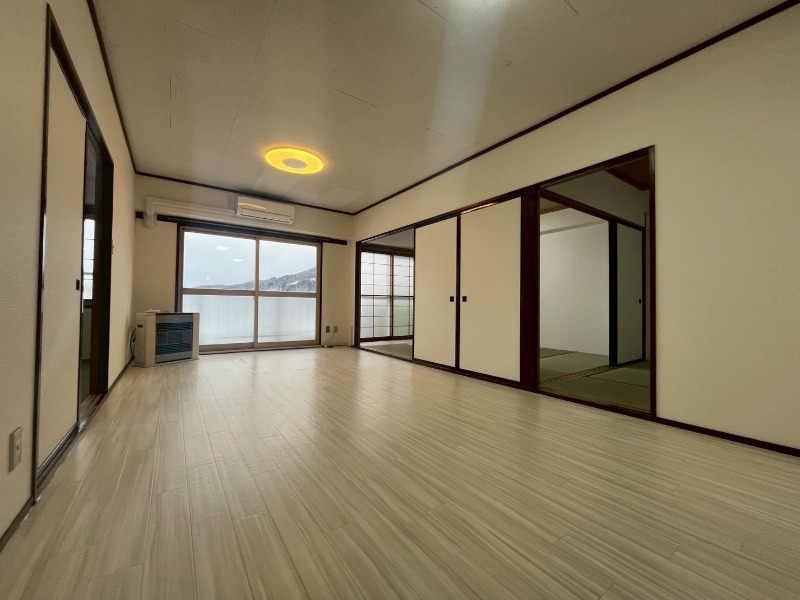 居室・リビング　広くてキレイなお部屋が広がっていて、充実した生活が送れそう。
