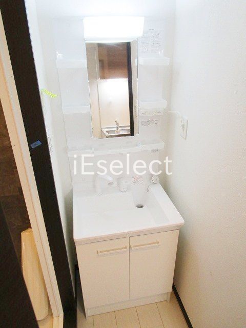 洗面設備　独立洗面化粧台で朝の準備もらくらく。