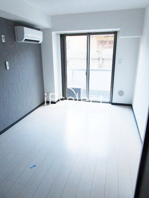 居室・リビング　アクセントクロスのおしゃれなお部屋です。