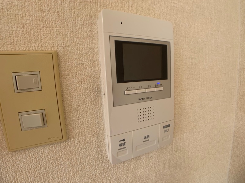セキュリティ　ＴＶモニター付インターホンです。来客者の顔が見えるので安心！