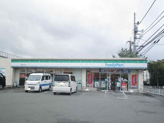 コンビニ　ファミリーマート（コンビニ）まで400m