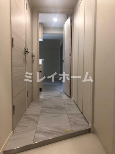 玄関　同建物内、別のお部屋の参考写真になります。