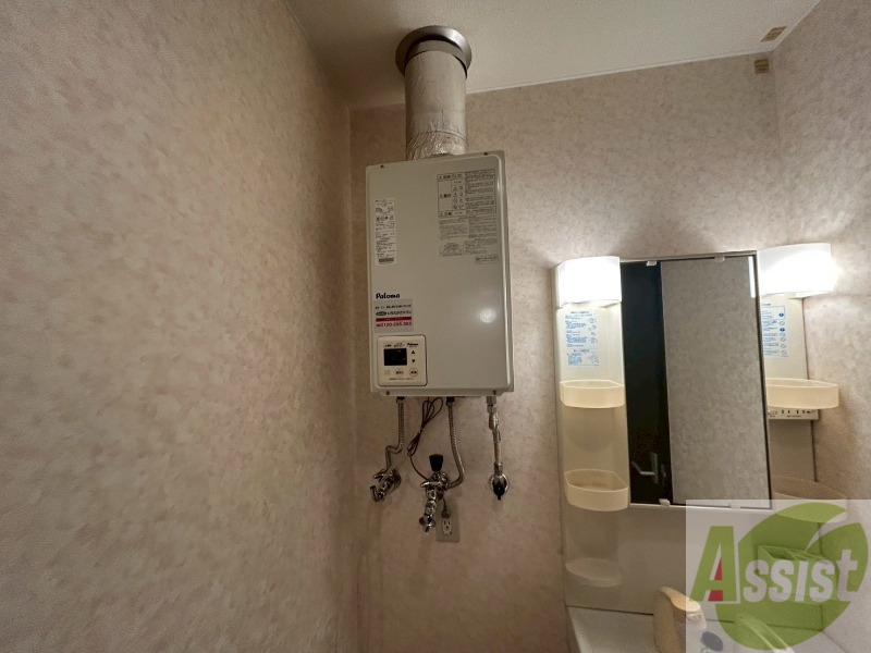 その他設備　給湯器です。操作しやすいパネルになってます。