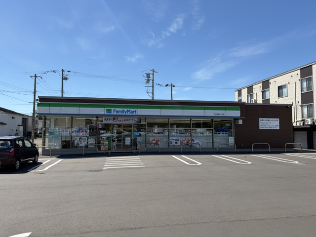 コンビニ　ファミリーマート千歳花園3丁目店（コンビニ）まで139m