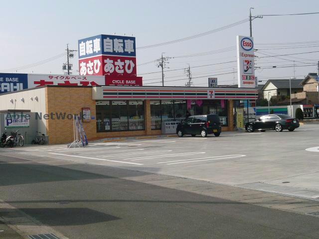 コンビニ　セブンイレブン鈴鹿岸岡町店（コンビニ）まで104m