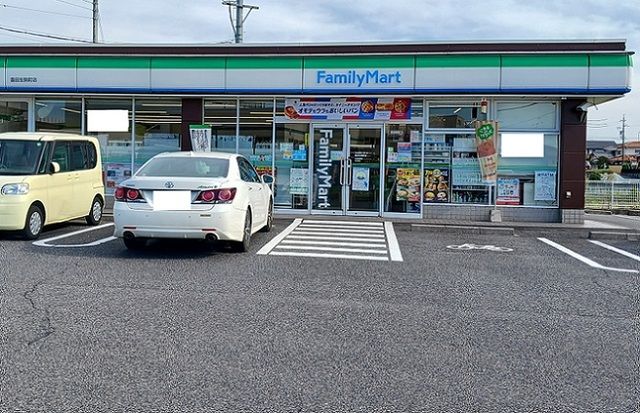 コンビニ　ファミリーマート（コンビニ）まで850m